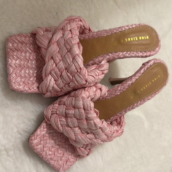 pink heels - Picture 4 of 4